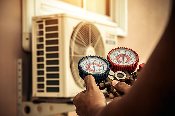 Professional Hvac technician working in Weirsdale, FL